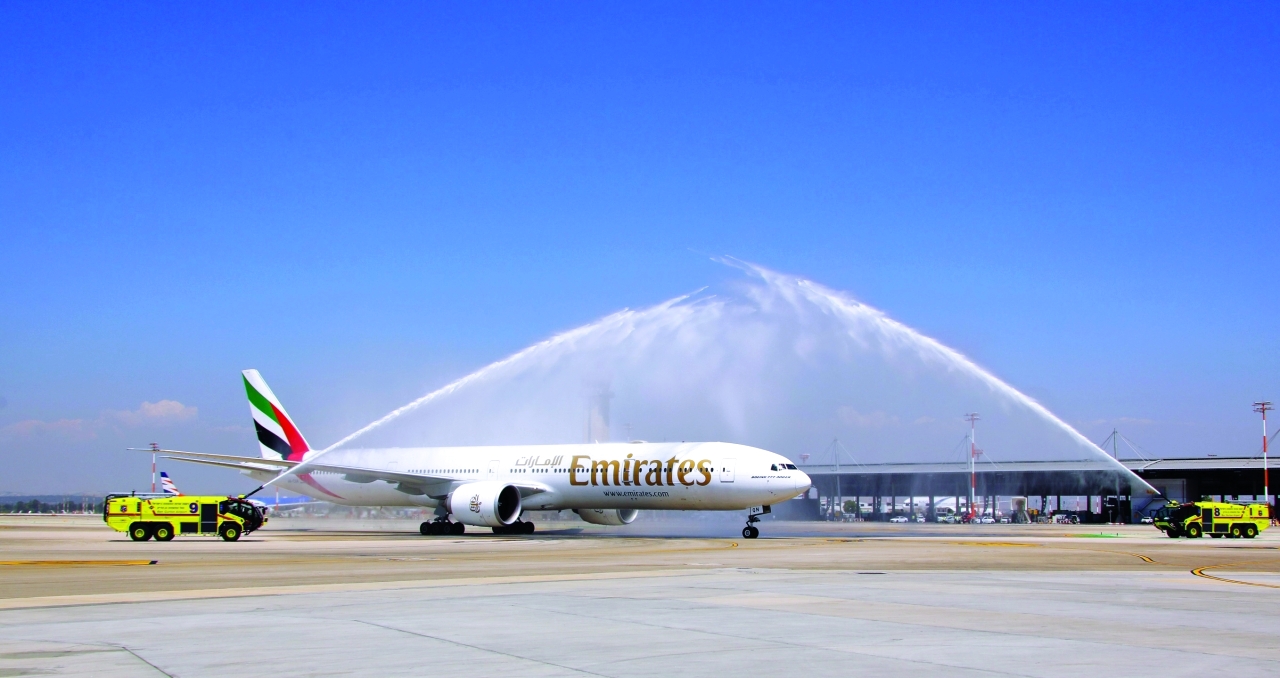 الصورة : طائرة الإمارات لقيت استقبالاً تقليدياً بخراطيم المياه لدى هبوطها