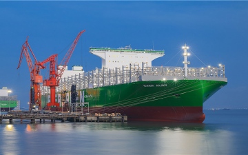 الصورة: الصورة: أكبر سفينة حاويات في العالم ترى النور بميناء شانغهاي الصيني