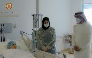 الصورة: الصورة: رئيس "الوطنية للطوارئ" يزور إيمان الصفاقسي في المستشفى