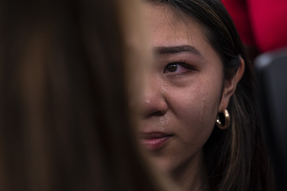 الصورة : ناشطة مؤيدة للإجهاض في حالة بكاء أمام المحكمة العليا في واشنطن | أ.ف.ب