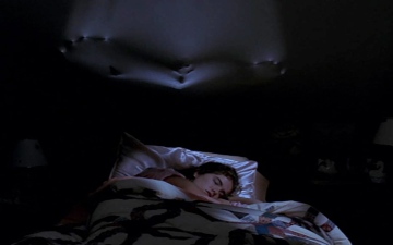 الصورة: الصورة: فوائد النوم في غرفة مظلمة