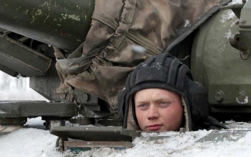 الصورة: الصورة: لعبة توازن الموت.. روسيا تحاصر ليسيتشانسك وكييف تطالب بـ«تكافؤ ناري» مع موسكو