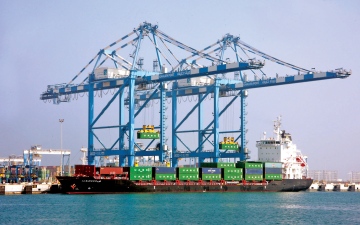 الصورة: الصورة: ميناء خليفة ضمن المراكز الخمسة الأولى عالمياً على مؤشر أداء موانئ الحاويات العالمي