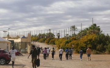 الصورة: الصورة: التلفزيون المغربي: ارتفاع عدد القتلى في محاولة اقتحام سياج جيب مليلية الإسباني