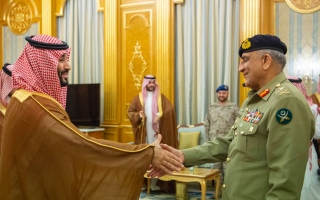 الصورة: الصورة: ولي العهد السعودي يبحث مع قائد الجيش الباكستاني مجالات التعاون العسكري