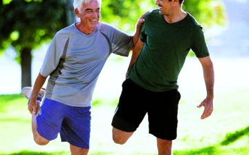 الصورة: الصورة: الوقوف على رجل واحدة في منتصف العمر يخفض المخاطر الصحية