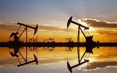 الصورة: الصورة: أسعار النفط تواصل الارتفاع