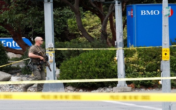 الصورة: الصورة: مقتل مسلحين اثنين في تبادل لإطلاق النار عند بنك مع الشرطة الكندية