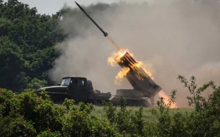 الصورة: الصورة: 3 قتلى في قصف صاروخي على ميكولايف الأوكرانية