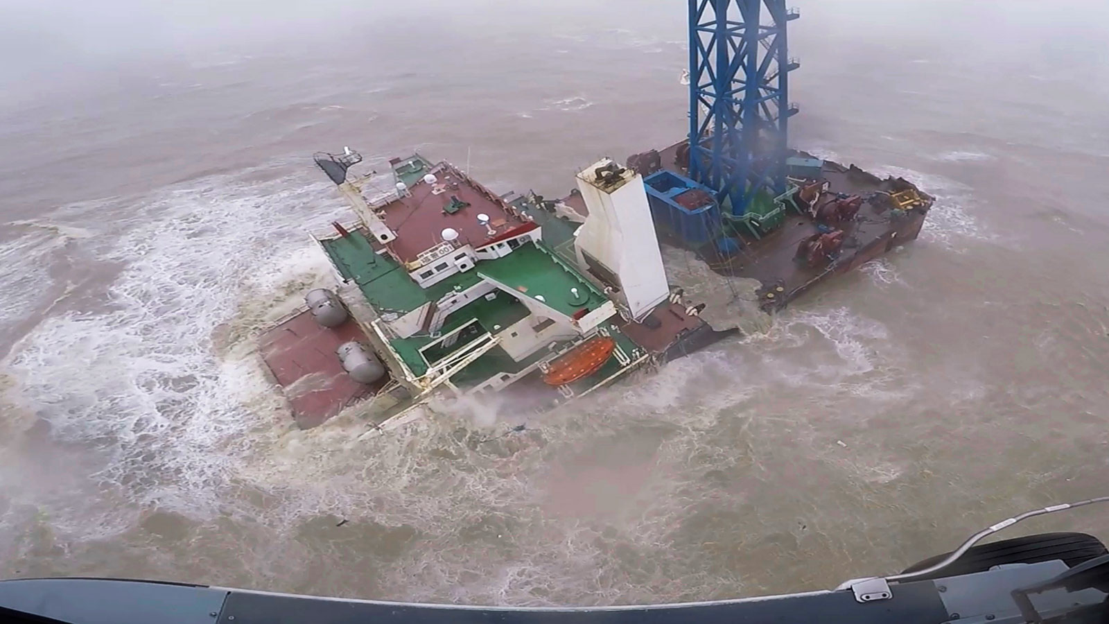 صورة “تشابا” تشطر سفينة في هونغ كونغ إلى نصفين وتُغرق طاقمها.. فيديو
