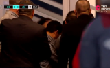 الصورة: الصورة: بالفيديو.. نجم برشلونة السابق يسدد اللكمات لغريمه في مباراة بالدوري الأرجنتيني