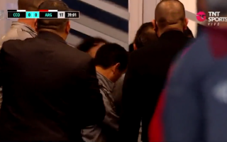 الصورة: الصورة: بالفيديو.. نجم برشلونة السابق يسدد اللكمات لغريمه في مباراة بالدوري الأرجنتيني