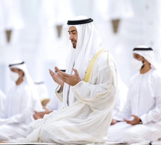 رئيس الدولة  يؤدي صلاة العيد في جامع الشيخ زايد