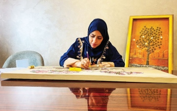 الصورة: الصورة: المبدعة الإماراتية نريمان الزرعوني لـ «البيان»: تصاميمي بانوراما تمزج ألوان الفنون