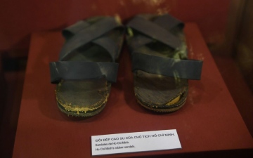 الصورة: الصورة: صنادل المطاط.. أحذية رائجة في الحرب والسلم بفيتنام