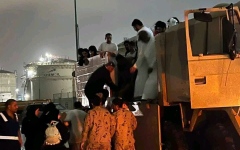 الصورة: الصورة: وزارة الدفاع تنفذ عملية "الأيدي الوفية" لإنقاذ العالقين في الفجيرة
