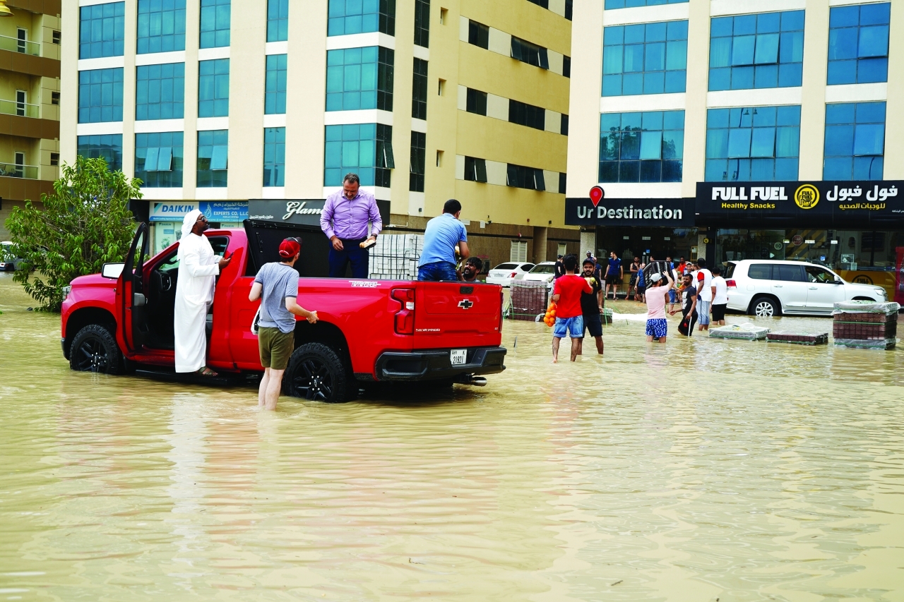 الصورة : جانب من إجلاء المتضررين من الأمطار والسيول | تصوير: زيشان أحمد وعثمان ذياب