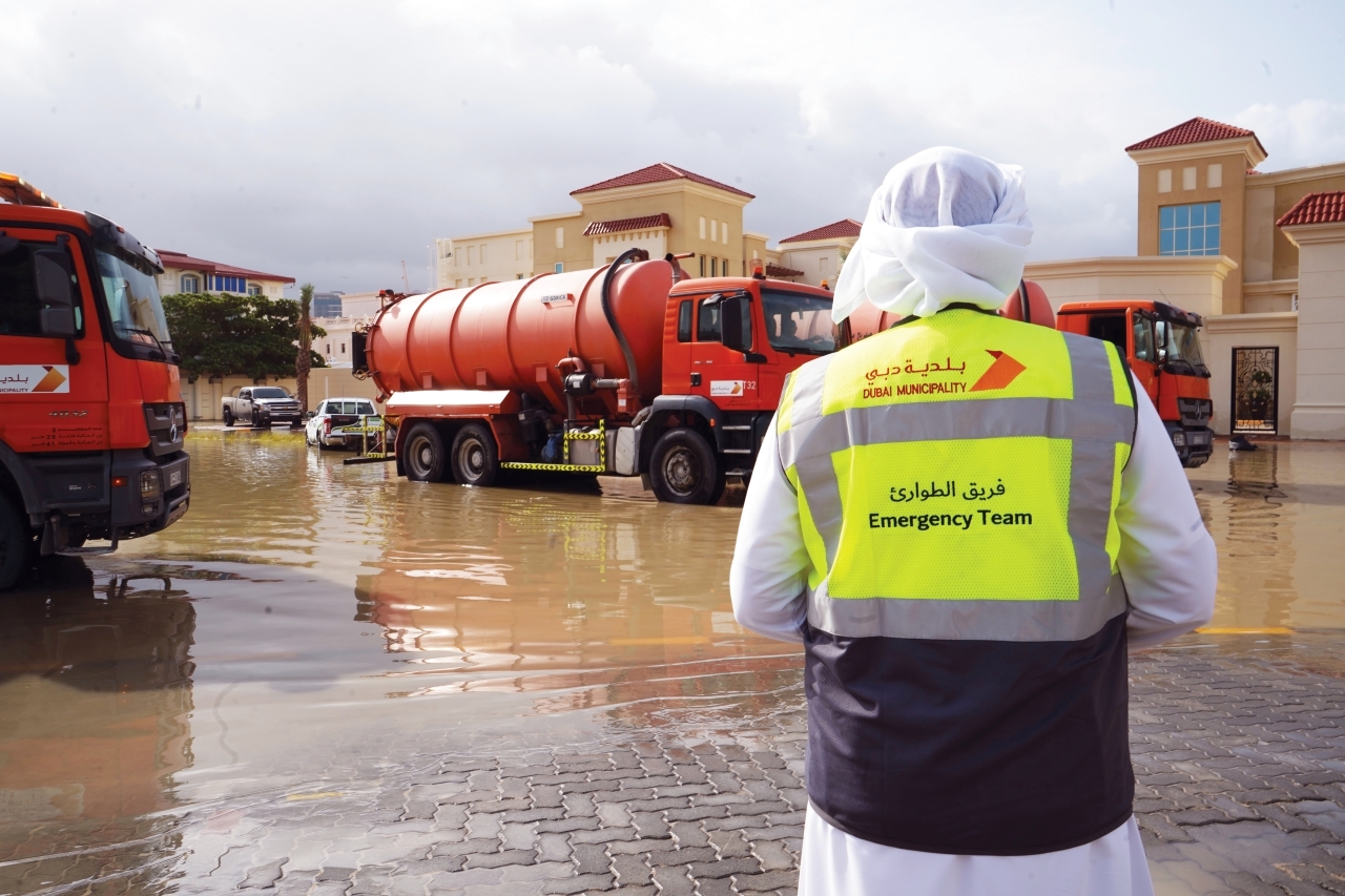 الصورة : جهود كبيرة تبذلها فرق بلدية دبي في تسريع عمليات سحب تجمعات المياه وفتح الطرق | تصوير: عثمان دياب