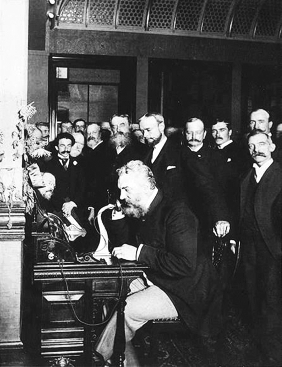 الصورة : 1922 - وفاة ألكسندر غراهام بيل، مخترع الهاتف.