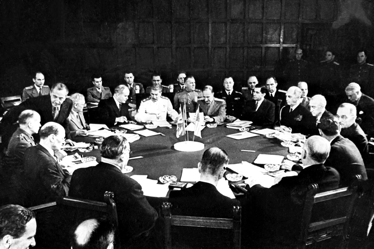الصورة : 1945 - الحرب العالمية الثانية.. انتهاء مؤتمر بوتسدام الذي ناقش فيه الحلفاء مستقبل المهزومين.