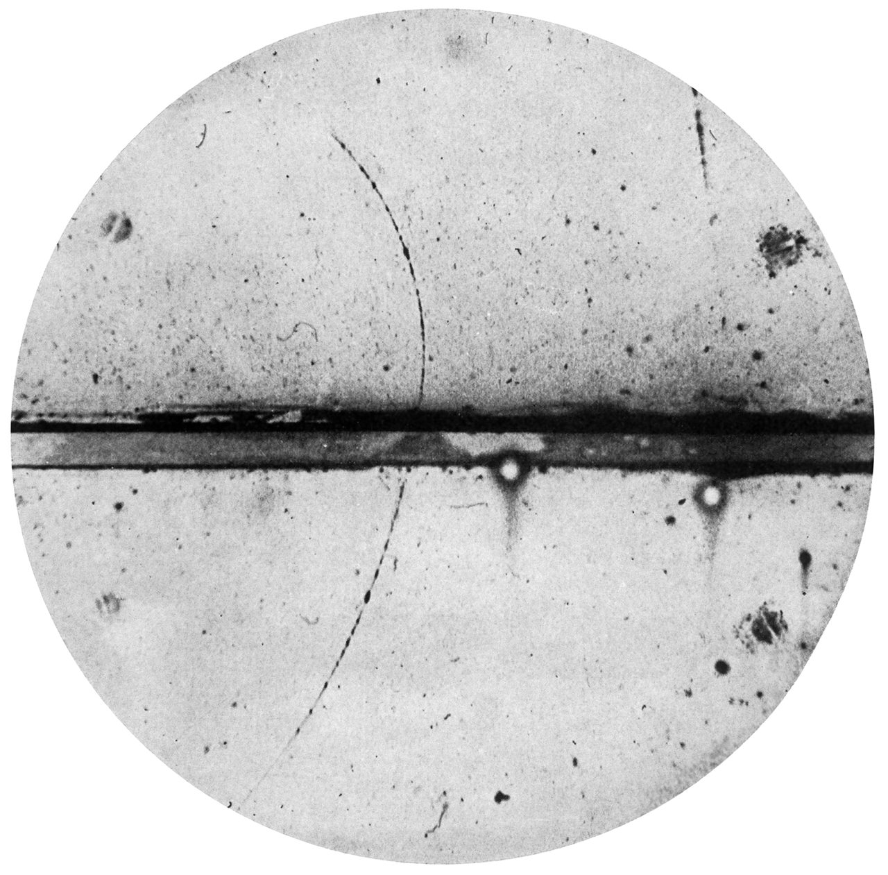 الصورة : 1932 - كارل ديفد أندرسون يكتشف البوزيترون (الجسيم المضاد للإلكترون).