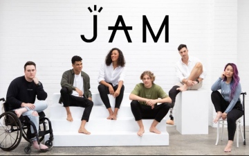 الصورة: الصورة: "JAM".. علامة تجارية أسترالية تطوّر ملابس خاصة بذوي الاحتياجات الخاصة