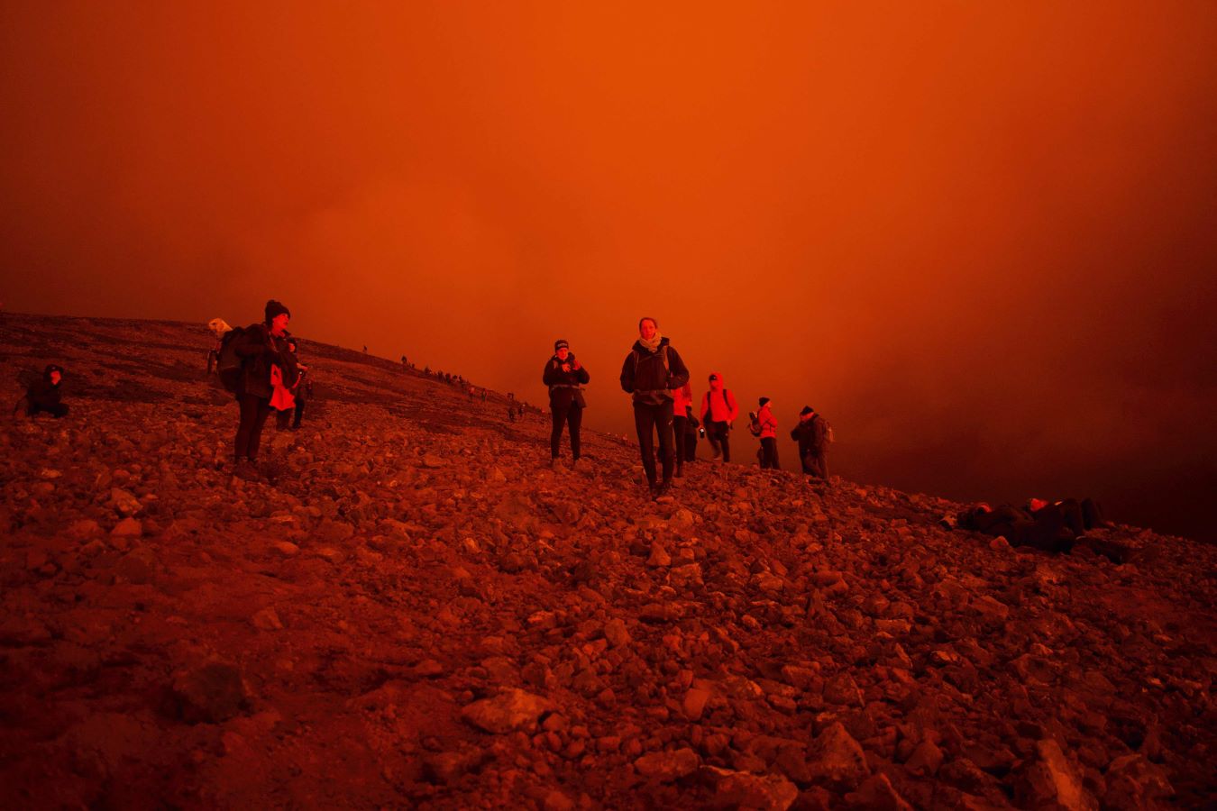 صورة غازات سامة منبعثة من بركان ثائر في آيسلندا تهدد بلدة مجاورة.. فيديو
