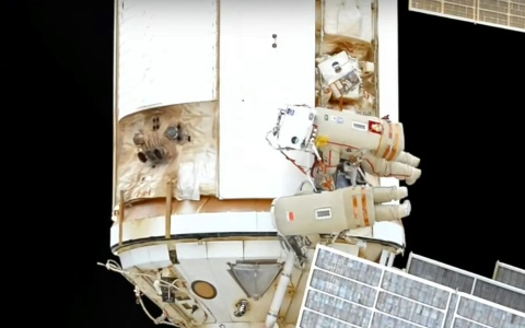 الصورة: الصورة: خلل في بطارية بدلة يفرض نهاية مبكرة لمهمة سير روسية في الفضاء