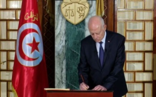 الصورة: الصورة: الرئيس التونسي يصادق على دستور البلاد الجديد