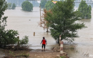 الصورة: الصورة: مقتل 16 شخصاً في سيول ناجمة عن أمطار غزيرة بالصين
