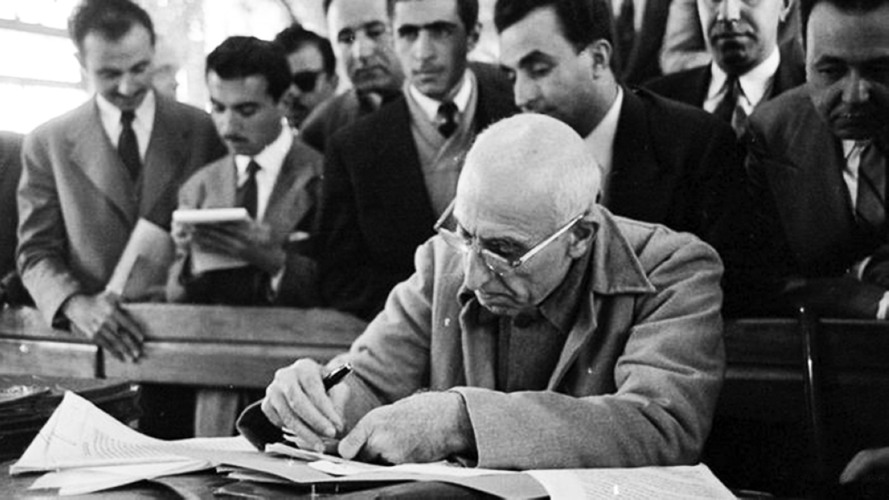الصورة : 1953 سقوط حكومة محمد مصدق وإعادة تنصيب محمد رضا بهلوي شاهاً لإيران.