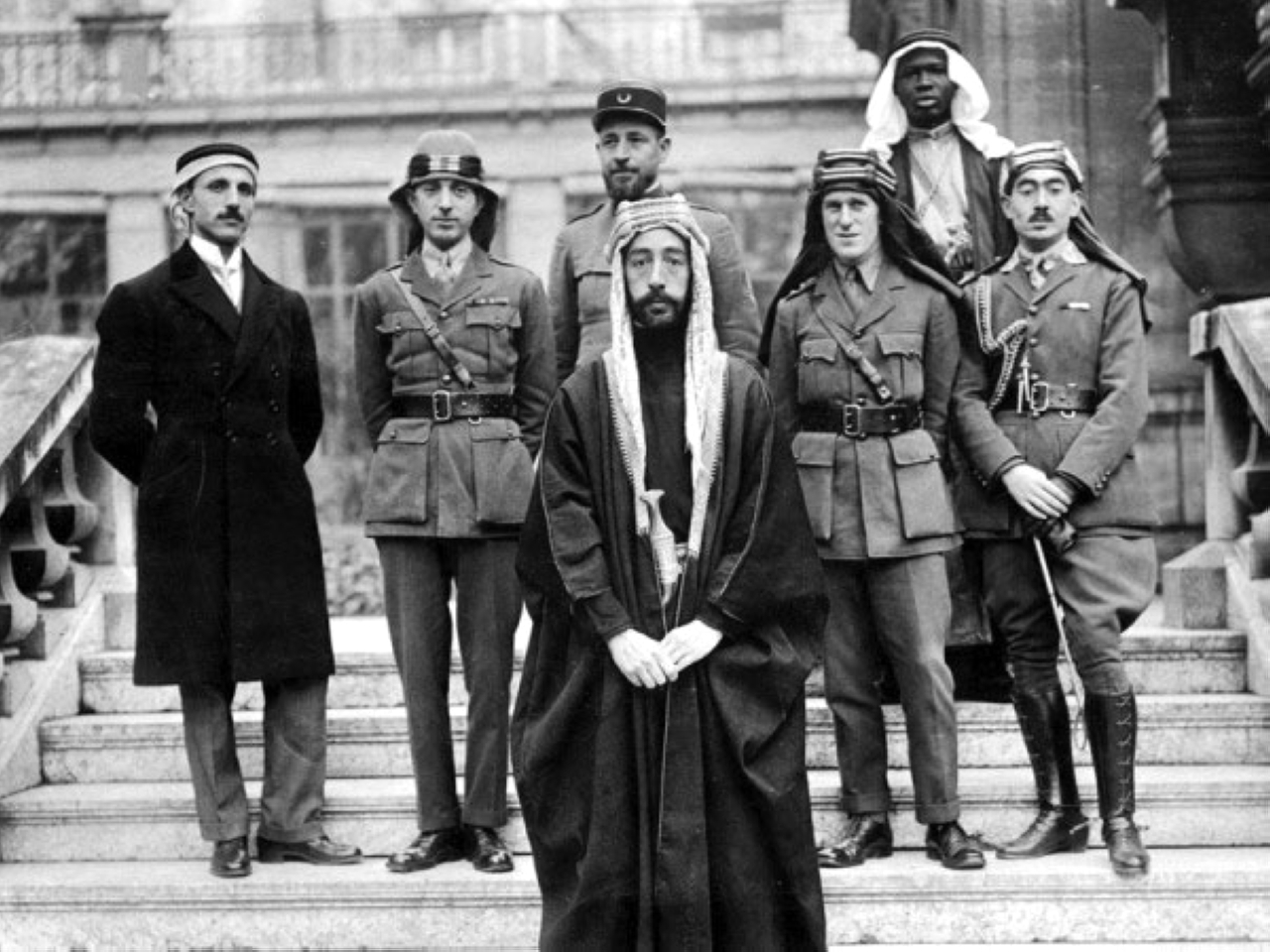 الصورة : 1921 - إعلان الملكية في العراق وتنصيب فيصل بن الحسين ملكاً عليها.