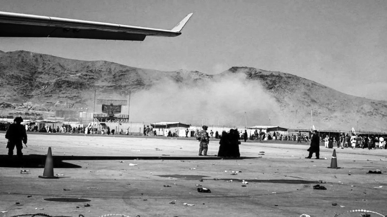 الصورة : 2021 عشرات القتلى والجرحى بهجومين انتحاريين على مطار كابول.