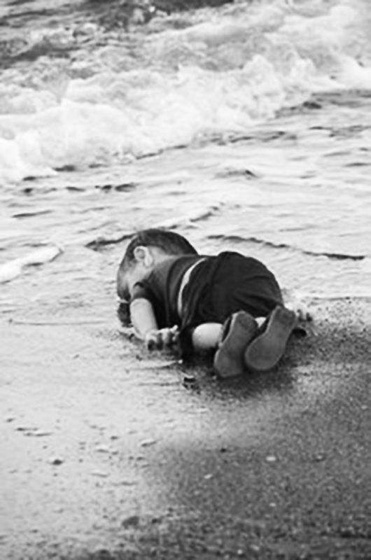 الصورة : 2015 تشييع جثمان اللاجئ السوري الطفل آيلان بعد وفاته غرقاً.