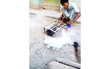 الصورة: الصورة: شاب يمني يصنع من العدم آلة لمكافحة الحشرات