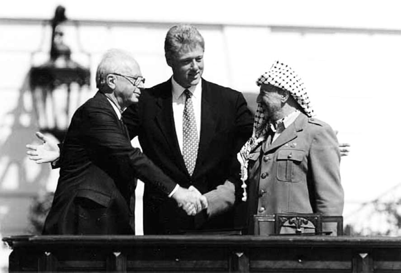 الصورة : 1993 ياسر عرفات وإسحاق رابين يوافقان على اتفاقية أوسلو القاضية بمنح الفلسطينيين الحكم الذاتي
