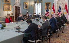 الصورة: الصورة: وزير الخارجية الأمريكي ونظيره المصري يبحثان عددا من القضايا الإقليمية والدولية