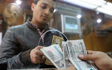 الصورة: الصورة: تراجع سعر الدولار اليوم مقابل الجنيه المصري في السوق الرسمية والسوداء
