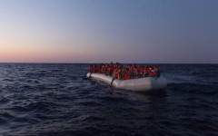 الصورة: الصورة: وفاة 24 شخصاً بعد غرق قارب لبناني أمام سواحل سوريا