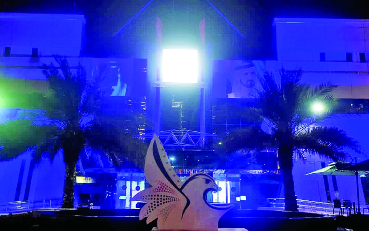 الصورة : إضاءة مبنى «إقامة دبي» باللون الأزرق احتفاءً بلغة الإشارة  |  من المصدر