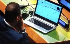 الصورة: الصورة: صورة أغضبت العراقيين.. دبلوماسي يشاهد «كرة القدم» داخل الأمم المتحدة