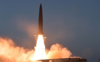 الصورة: الصورة: كوريا الشمالية تطلق صاروخين بالستيين قبل زيارة كامالا هاريس إلى سول