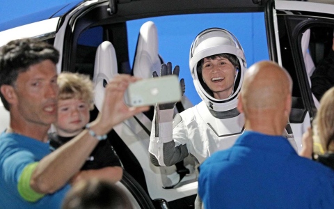 الصورة: الصورة: لأول مرة.. امرأة أوروبية تقود محطة الفضاء الدولية
