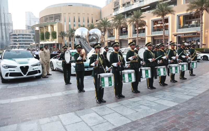 الصورة: الصورة: شرطة دبي تحتفل باليوم العالمي للسياحة بعروض للدوريات الفارهة والفرقة الموسيقية