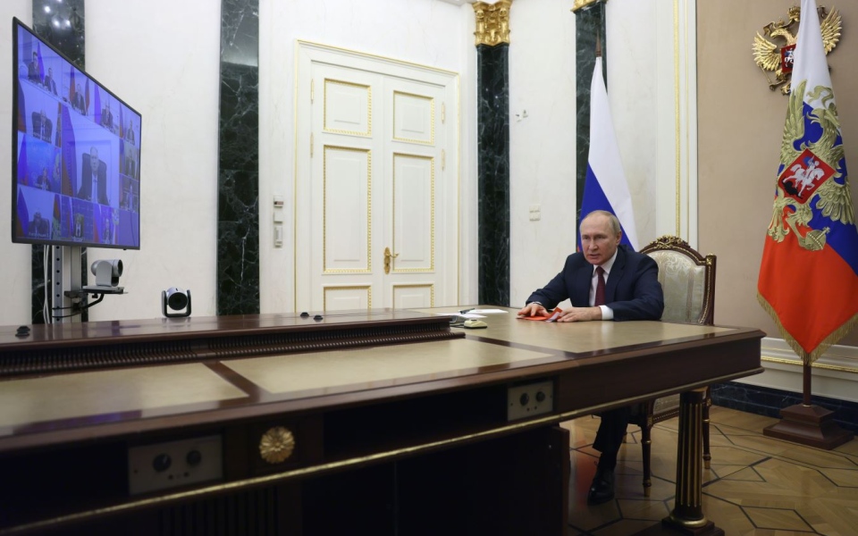 الصورة: الصورة: بوتين يوقع مرسوماً يعترف بخيرسون وزابورجيا الأوكرانيتين منطقتين مستقلتين