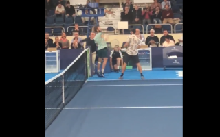الصورة: الصورة: لاعب تنس يصفع خصمه في بطولة دوري أورليانز بفرنسا (فيديو)