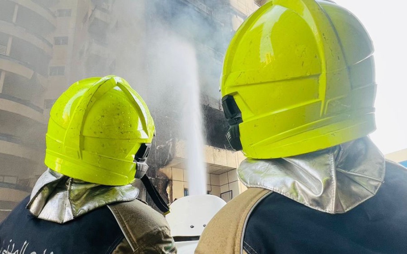 الصورة: الصورة: دفاع مدني دبي يسيطر على حريق بإحدى البنايات في النهدة