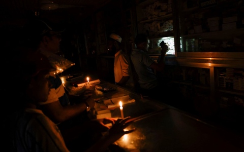 الصورة: الصورة: بسبب تعطل شبكة الكهرباء.. 130 مليون بنغلاديشي يقضون ليلتهم في الظلام