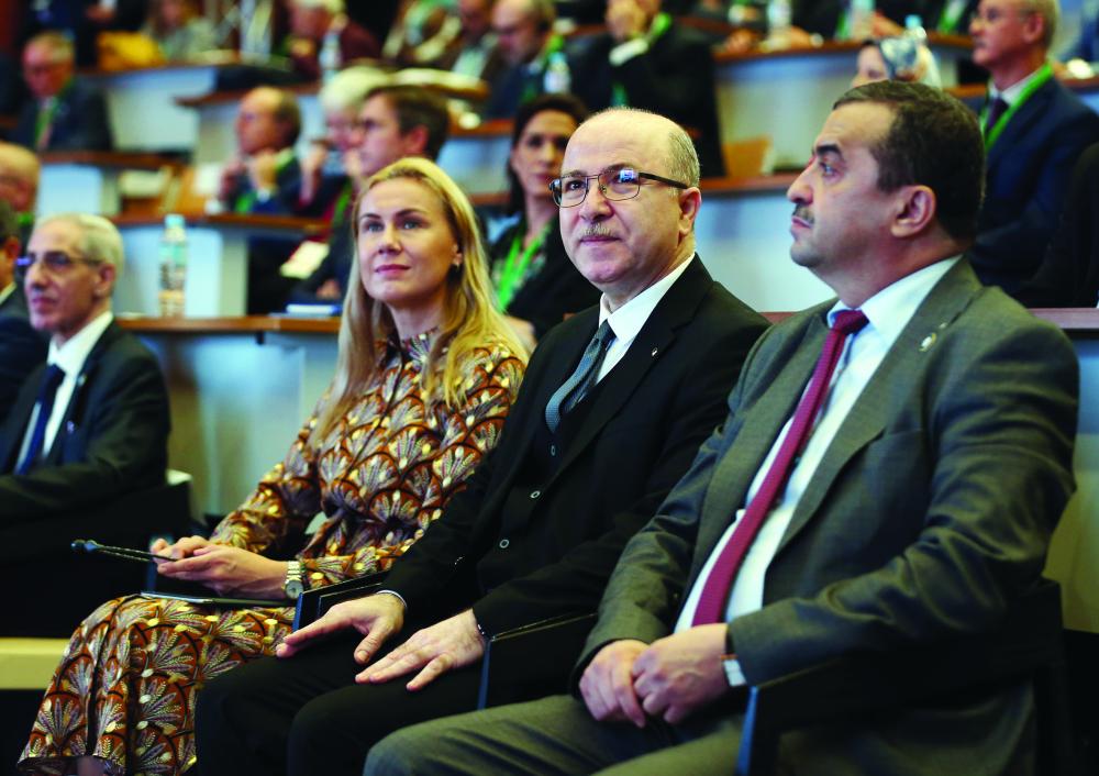 الصورة : رئيس الوزراء الجزائري ومفوضة الاتحاد الأوروبي للطاقة خلال المنتدى | إي.بي.أيه