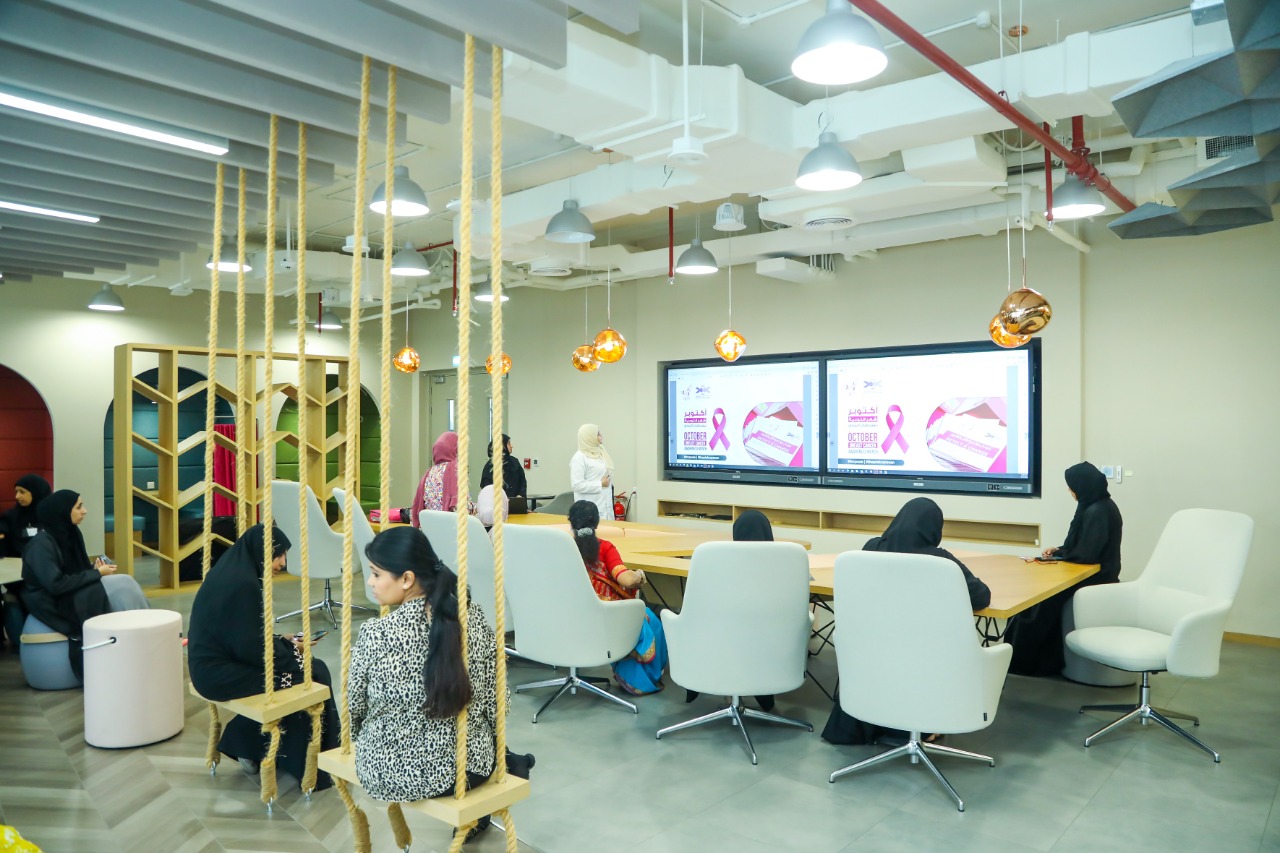 اللجنة النسائية في هيئة كهرباء ومياه دبي تستضيف القافلة الوردية